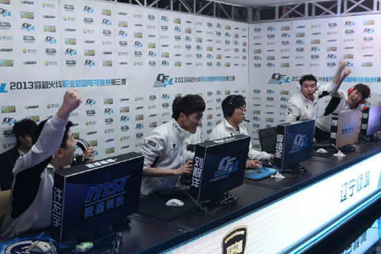 一名年轻裁 一名年轻裁